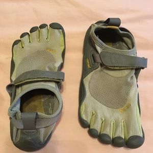 Women’s Vibram barefoot toe shoes size 6.5